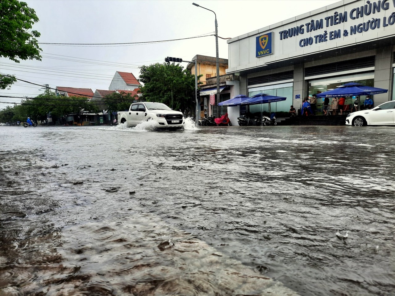 Mưa lớn gây ngập úng nhiều khu vực tại miền Trung