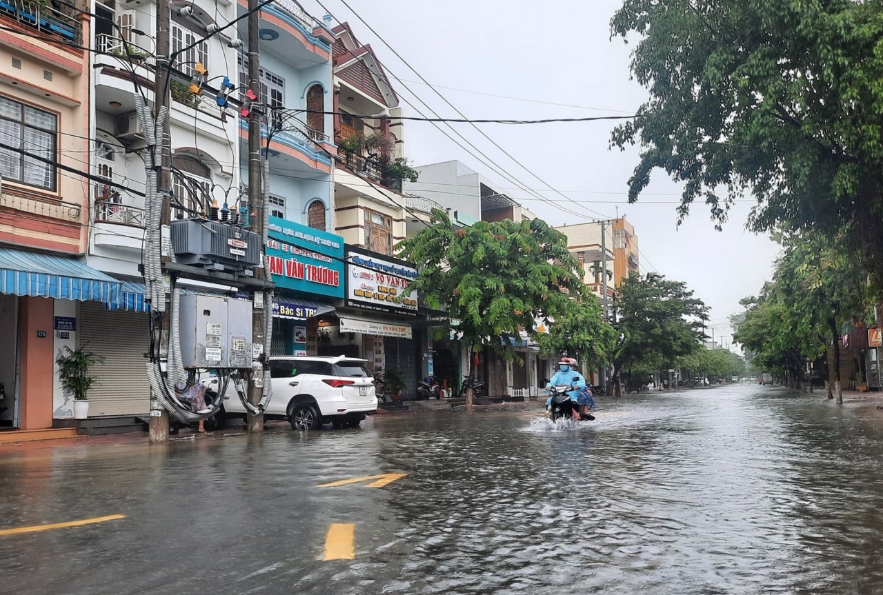 Mưa lớn gây ngập úng nhiều khu vực tại miền Trung