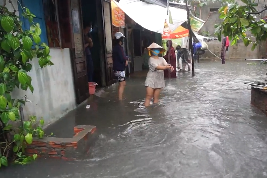 Mưa lớn gây ngập úng nhiều khu vực tại miền Trung