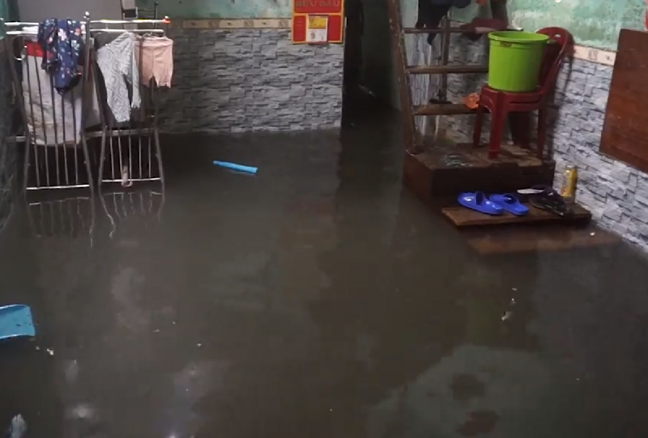 Mưa lớn gây ngập úng nhiều khu vực tại miền Trung