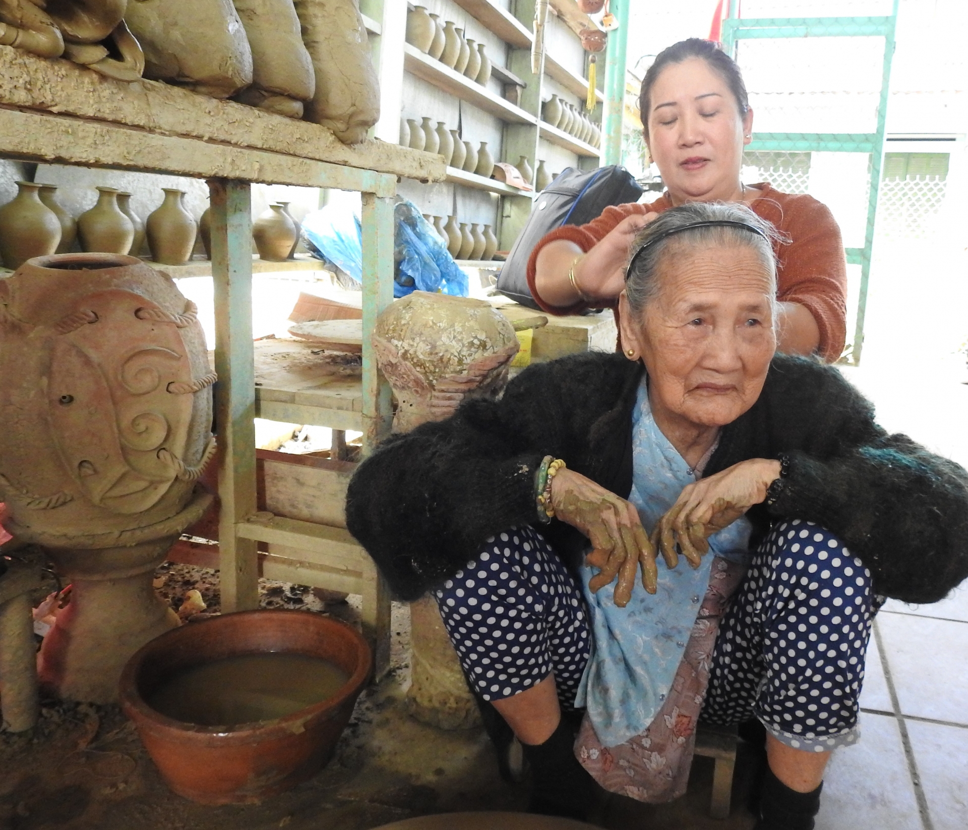 gap go nu nghe nhan 95 tuoi voi 80 nam lam gom o quang nam