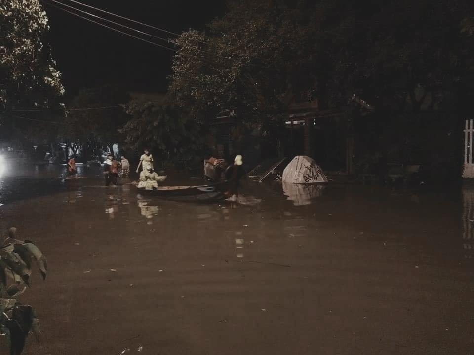 Nhiều tuyến đường ở Đà Nẵng - Quảng Nam chìm trong biển nước do mưa lớn