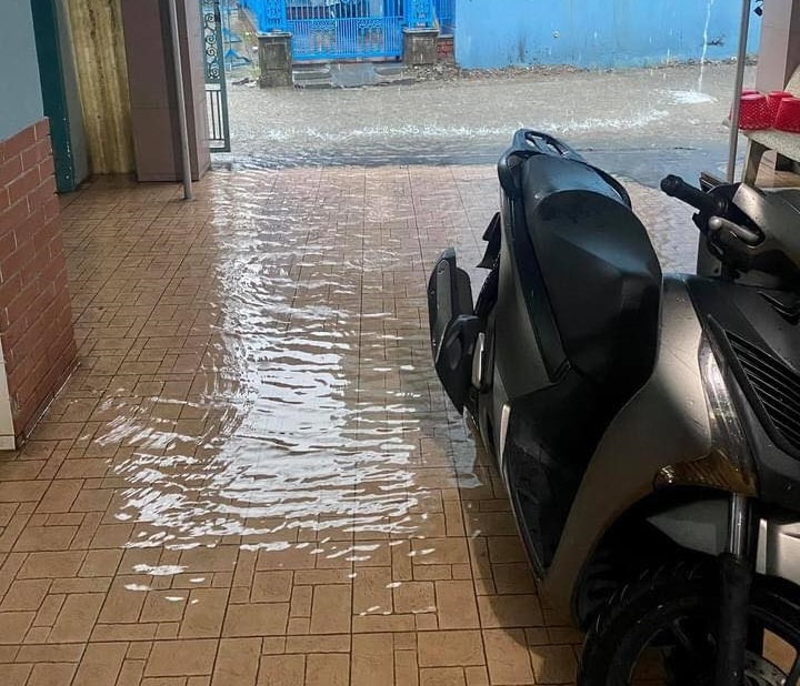 Nhiều tuyến đường ở Đà Nẵng - Quảng Nam chìm trong biển nước do mưa lớn