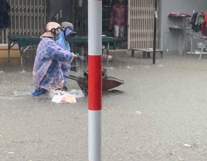 Nhiều tuyến đường ở Đà Nẵng - Quảng Nam chìm trong biển nước do mưa lớn