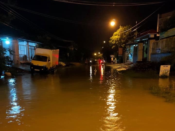 Quảng Nam: Một số địa phương bị chia cắt do nước lũ lên nhanh Quảng Nam: Một số địa phương bị chia cắt do nước lũ lên nhanh