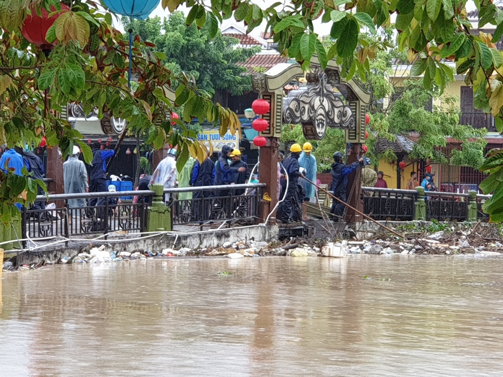 Mưa lớn liên tục, phố cổ Hội An ngập trong biển nước