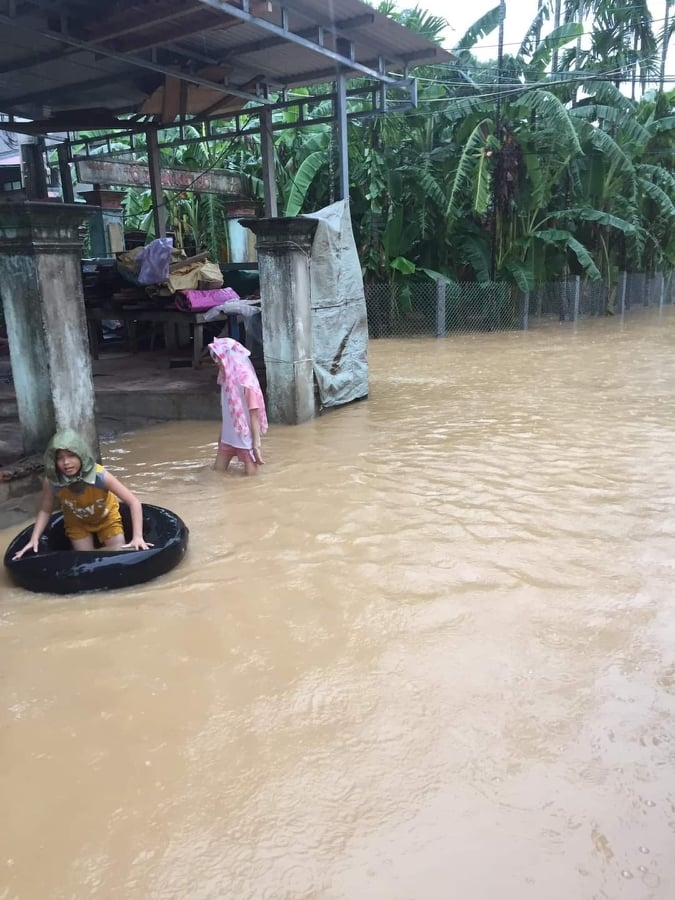 Mưa lớn liên tục, phố cổ Hội An ngập trong biển nước