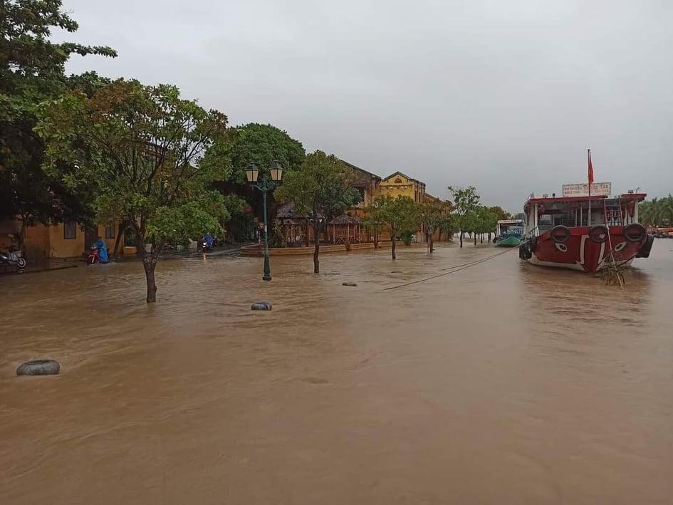 Mưa lớn liên tục, phố cổ Hội An ngập trong biển nước