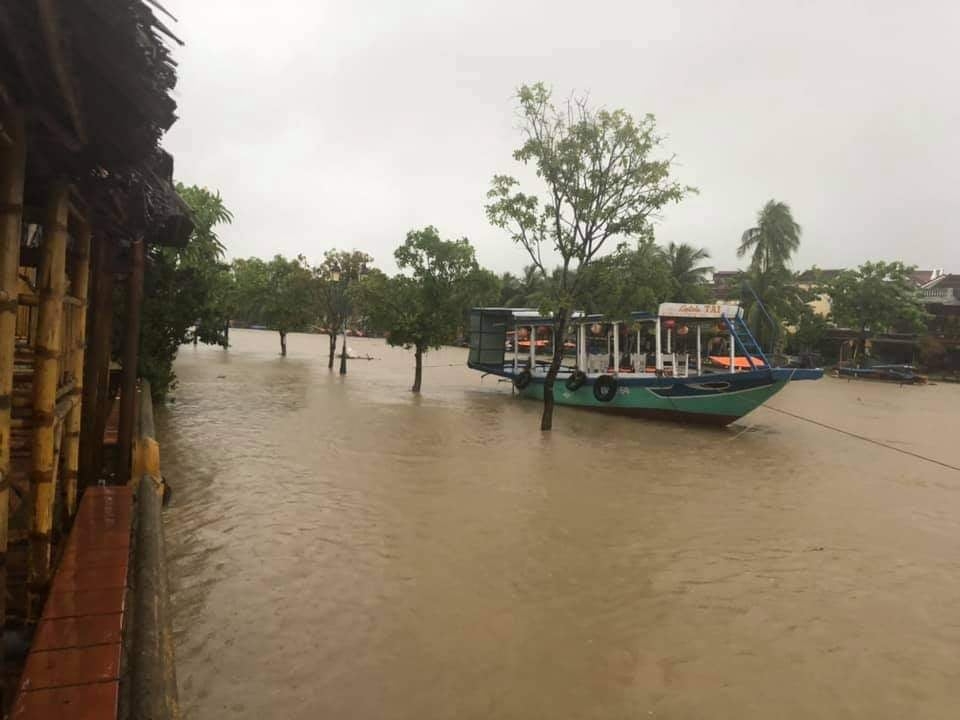 Mưa lớn liên tục, phố cổ Hội An ngập trong biển nước