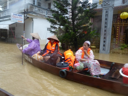 Mưa lớn liên tục, phố cổ Hội An ngập trong biển nước