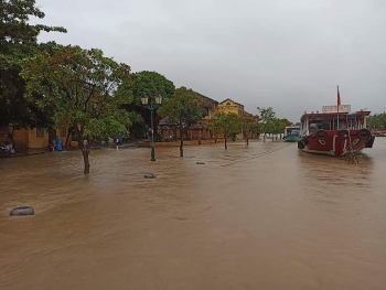 mua lon lien tuc pho co hoi an ngap trong bien nuoc