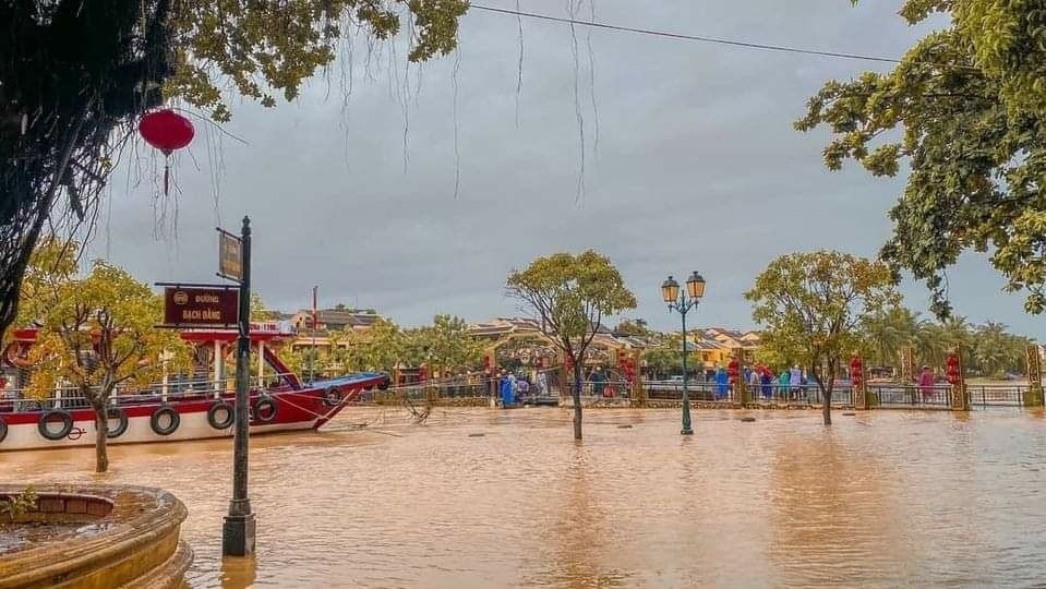 Nhiều người chết và mất tích, khắp nơi thiệt hại do mưa lũ