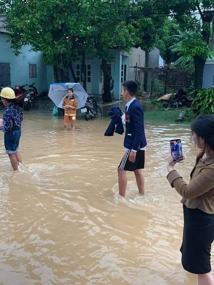 Những hình ảnh đẹp trong mưa lũ ở miền Trung