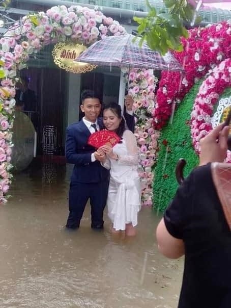 Những hình ảnh đẹp trong mưa lũ ở miền Trung
