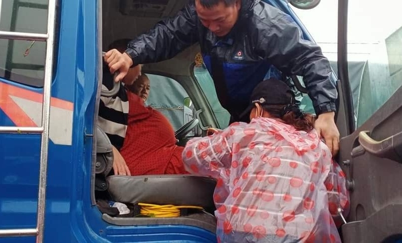 Những hình ảnh đẹp trong mưa lũ ở miền Trung