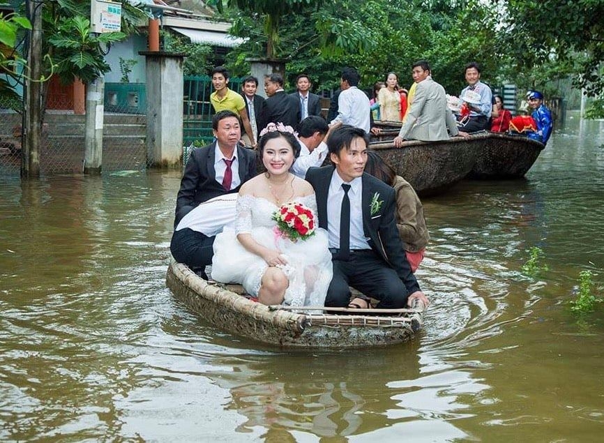 Những hình ảnh đẹp trong mưa lũ ở miền Trung