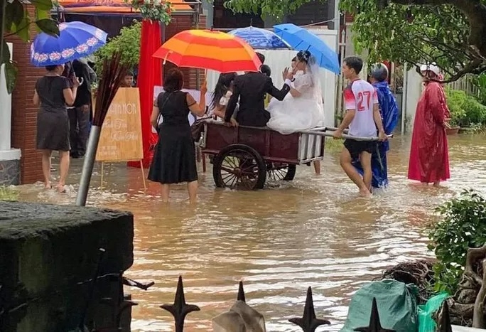Những hình ảnh đẹp trong mưa lũ ở miền Trung