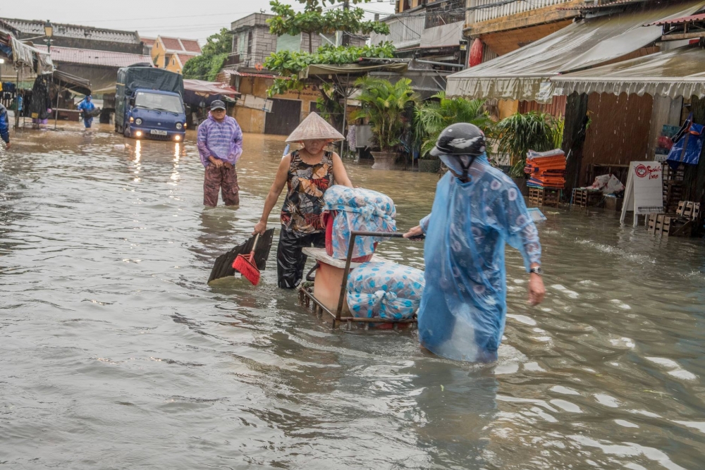 Người dân phố cổ Hội An đội mưa, lội lụt đi chợ Người dân phố cổ Hội An đội mưa, lội lụt đi chợ