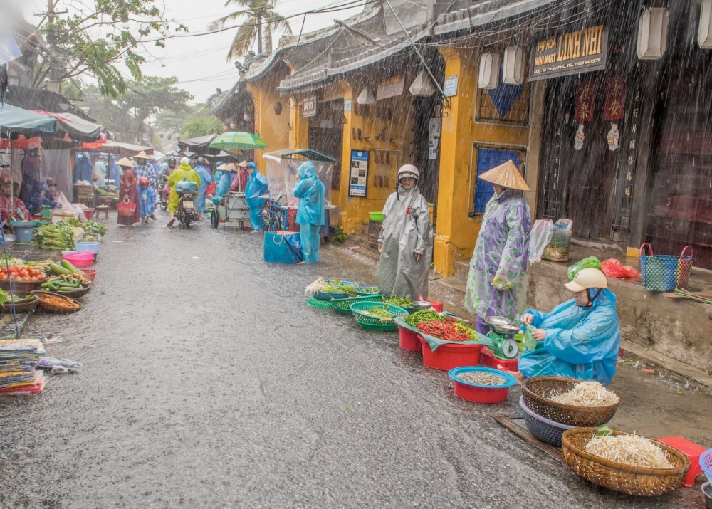 Người dân phố cổ Hội An đội mưa, lội lụt đi chợ Người dân phố cổ Hội An đội mưa, lội lụt đi chợ