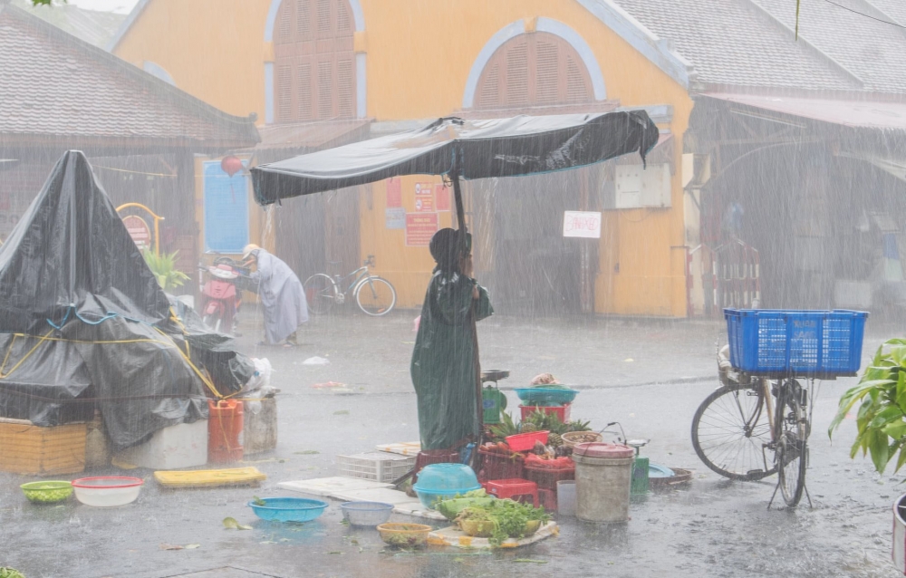 Người dân phố cổ Hội An đội mưa, lội lụt đi chợ Người dân phố cổ Hội An đội mưa, lội lụt đi chợ