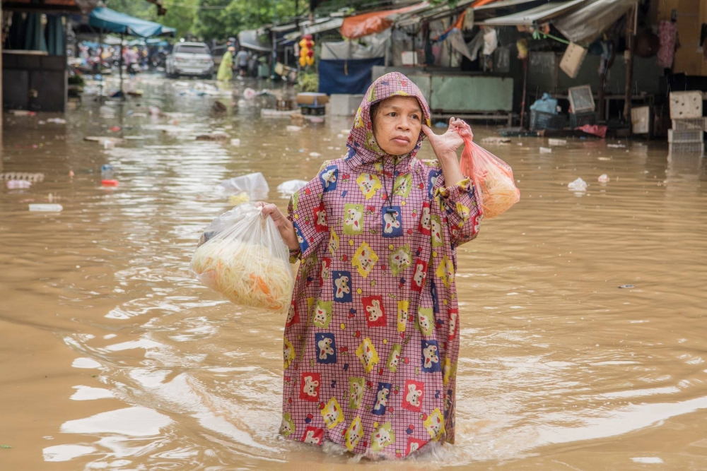 Người dân phố cổ Hội An đội mưa, lội lụt đi chợ Người dân phố cổ Hội An đội mưa, lội lụt đi chợ