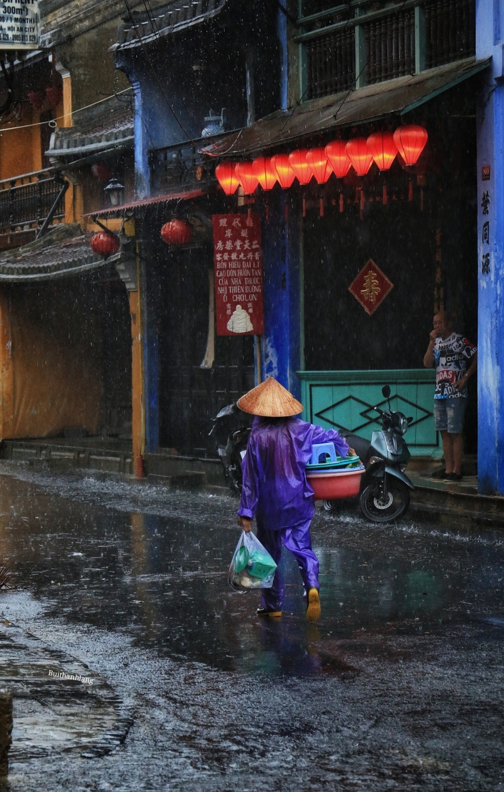 Người dân phố cổ Hội An đội mưa, lội lụt đi chợ Người dân phố cổ Hội An đội mưa, lội lụt đi chợ