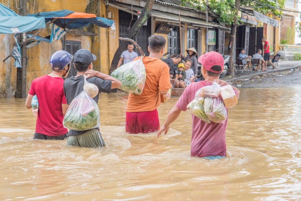 Người dân phố cổ Hội An đội mưa, lội lụt đi chợ Người dân phố cổ Hội An đội mưa, lội lụt đi chợ