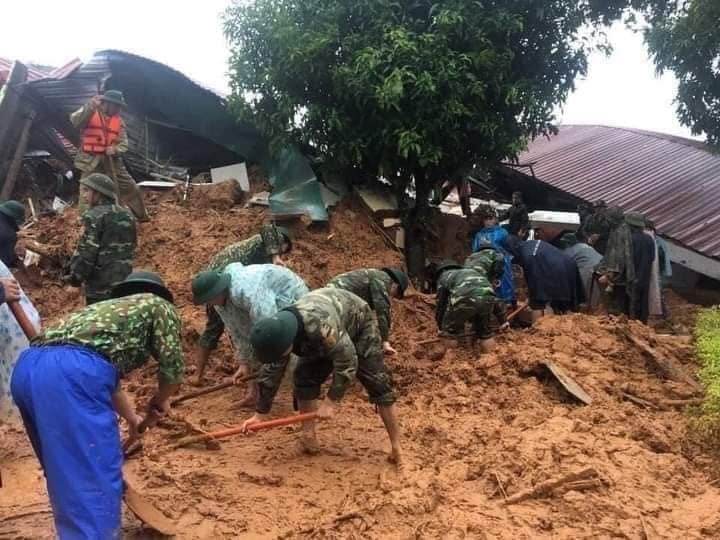 Lũ lên nhanh ở Quảng Trị, lực lượng cứu hộ căng mình xuyên đêm ứng cứu người dân