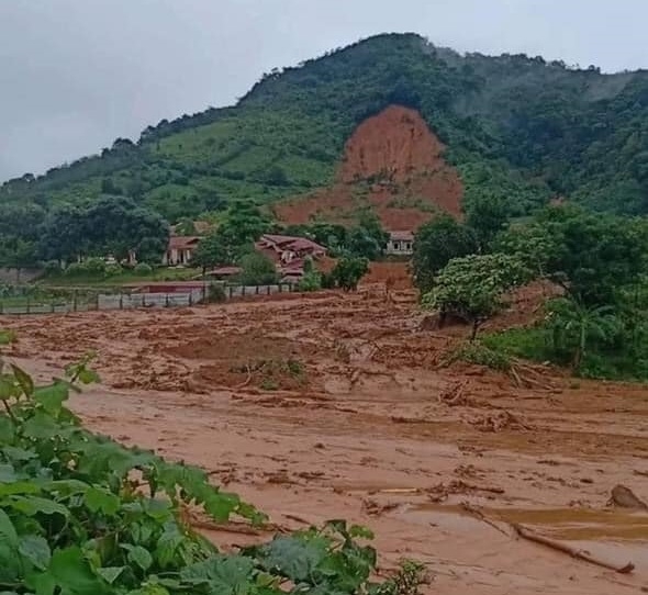 Lũ lên nhanh ở Quảng Trị, lực lượng cứu hộ căng mình xuyên đêm ứng cứu người dân