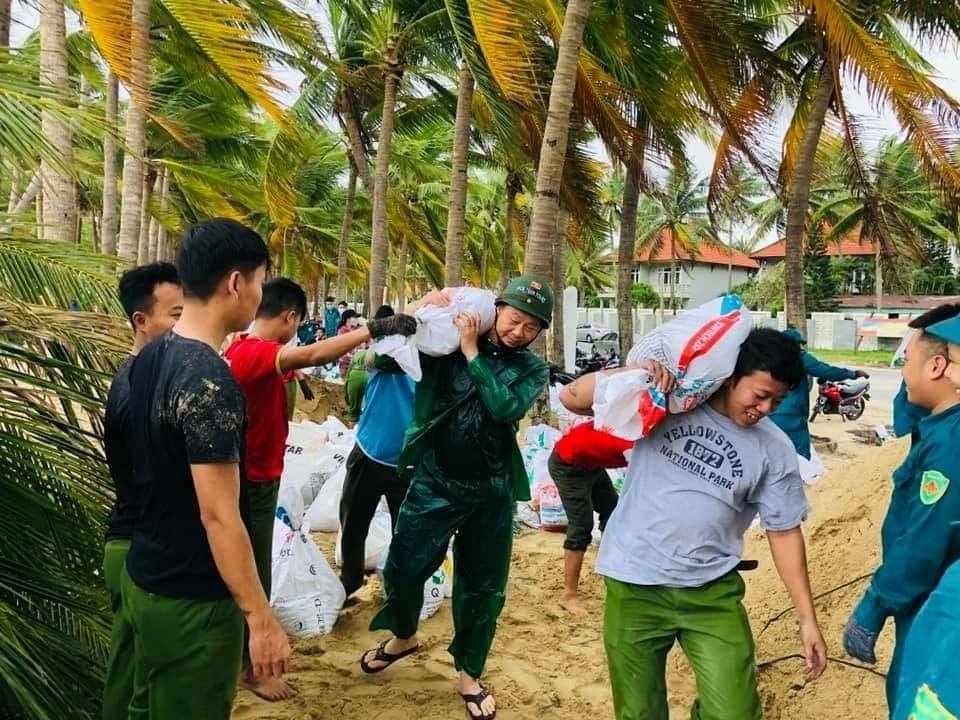 Hàng trăm người tình nguyện gia cố bờ Biển Cửa Đại, Hội An