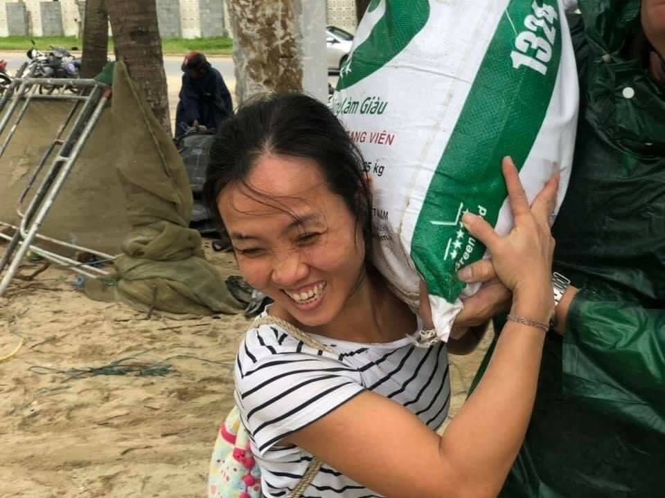 Hàng trăm người tình nguyện gia cố bờ Biển Cửa Đại, Hội An