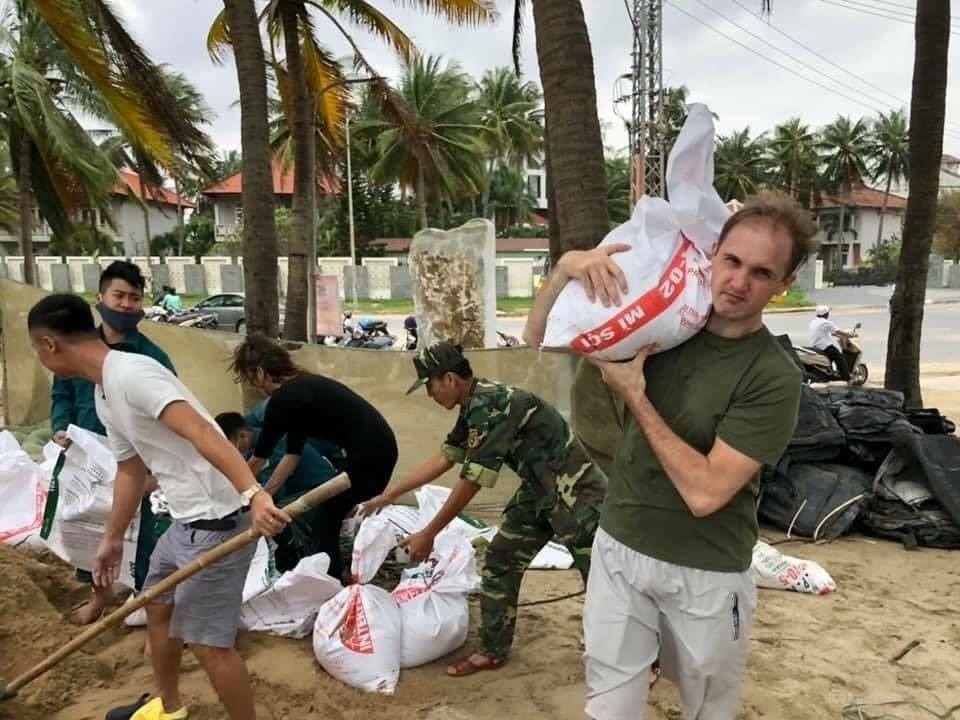 Hàng trăm người tình nguyện gia cố bờ Biển Cửa Đại, Hội An