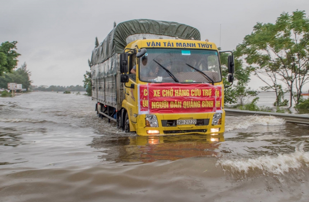 Những ngày mưa lũ ở miền Trung mới thấy hết ý nghĩa cụm từ 