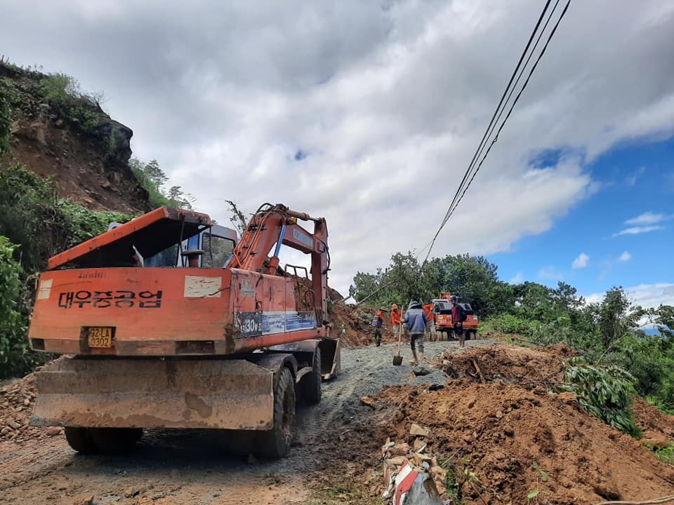 Vụ sat lở ở Trà Leng: Nhiều điểm sạt lở trên tuyến đường tiếp cận vùng bị nạn