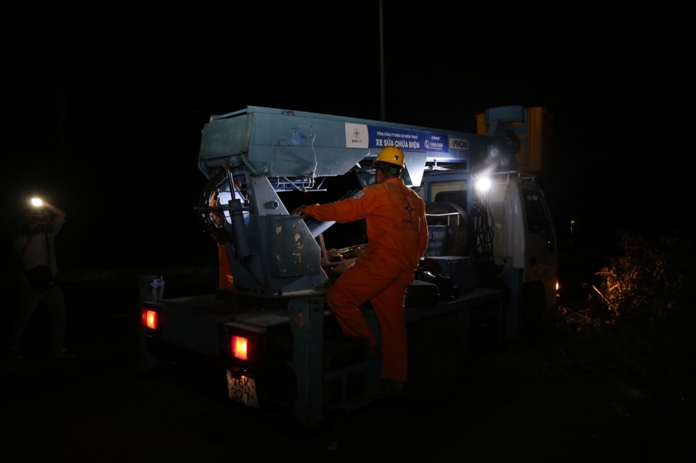 Xuyên đêm khắc phục lưới điện cho người dân vùng bão lụt