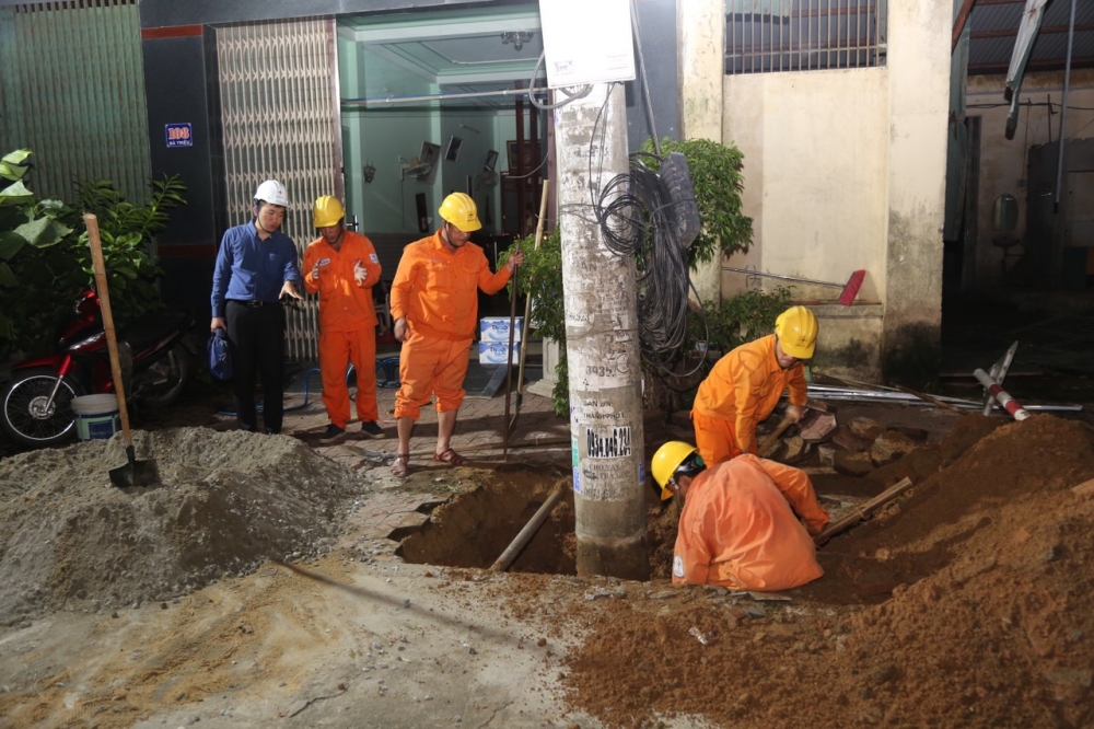 Xuyên đêm khắc phục lưới điện cho người dân vùng bão lụt