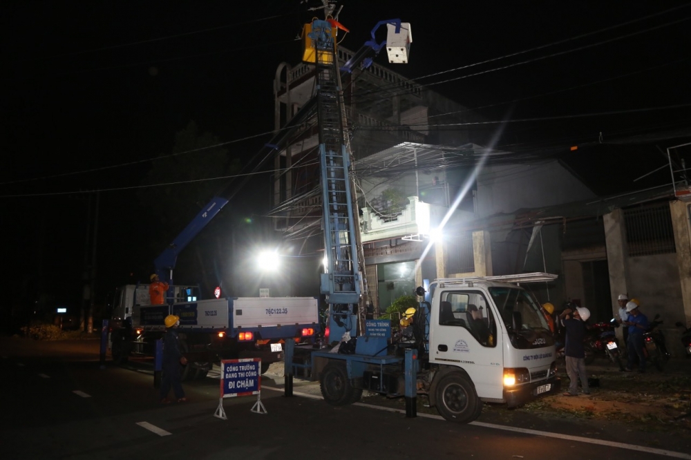 Xuyên đêm khắc phục lưới điện cho người dân vùng bão lụt