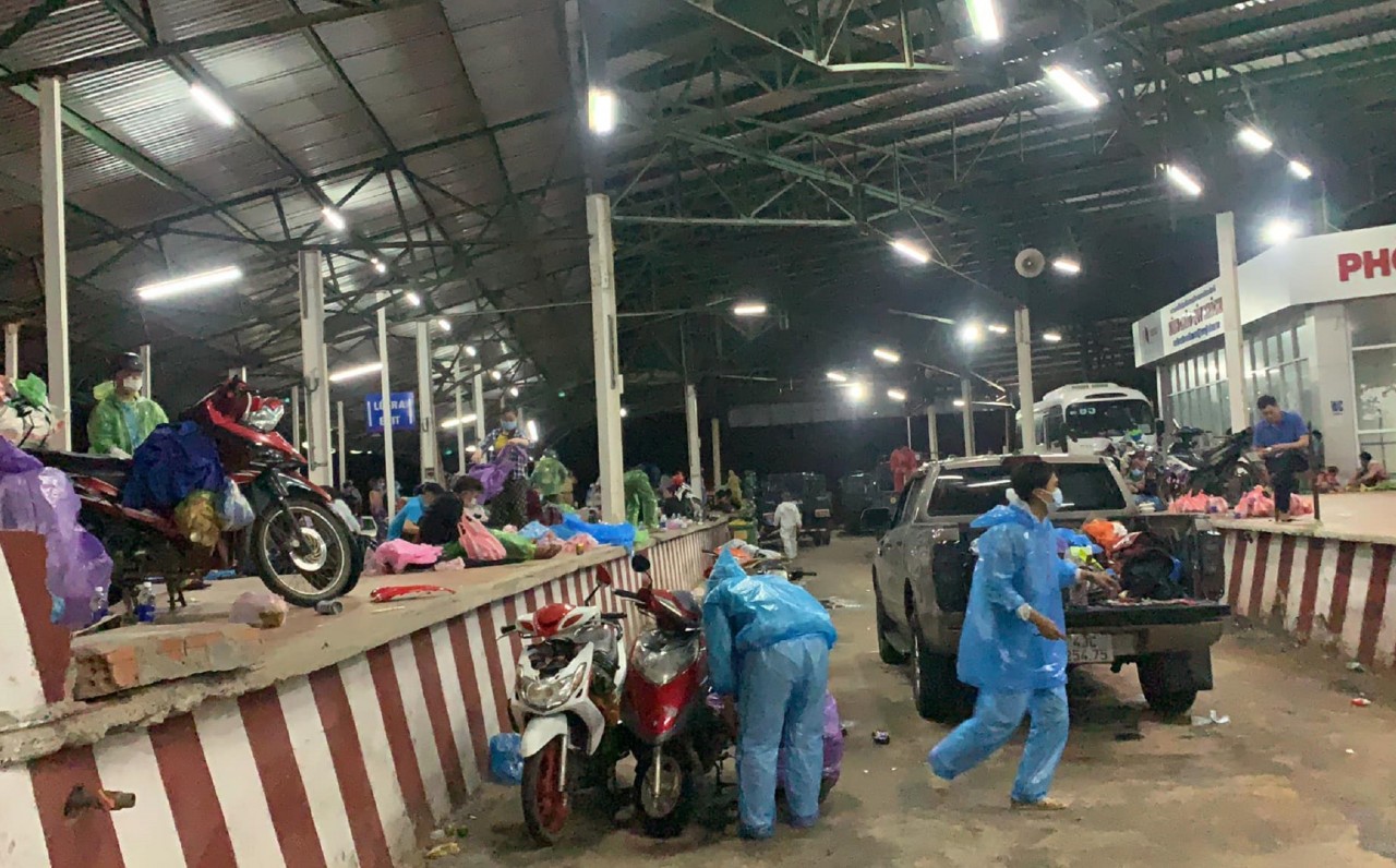 Những chàng trai SOS và hành trình xuyên đêm cứu hộ xe máy giúp người dân về quê
