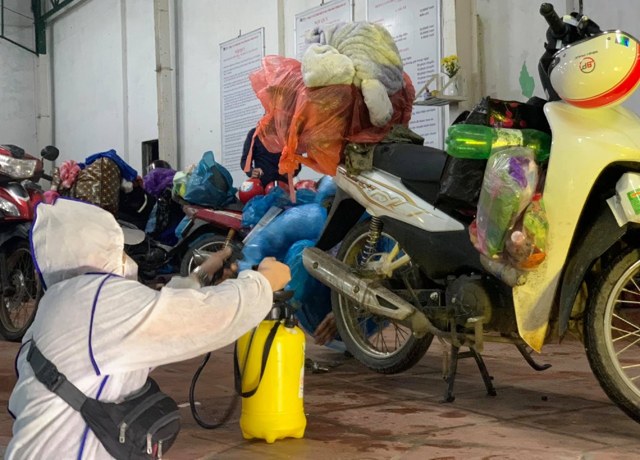 Những chàng trai SOS và hành trình xuyên đêm cứu hộ xe máy giúp người dân về quê