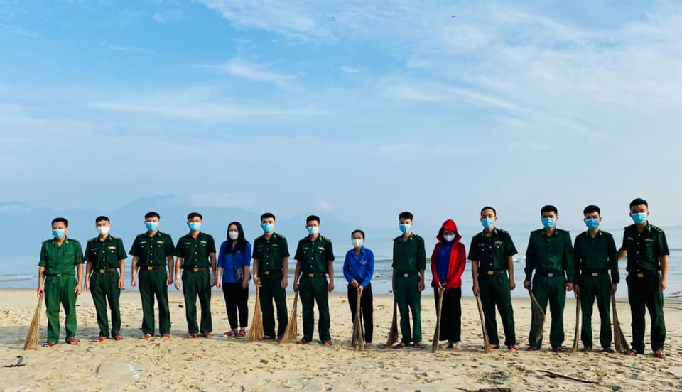 Đà Nẵng: Quân dân chung tay làm sạch môi trường biển