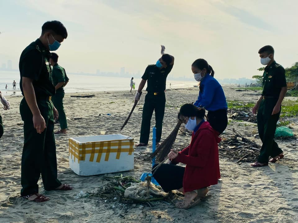 Đà Nẵng: Quân dân chung tay làm sạch môi trường biển