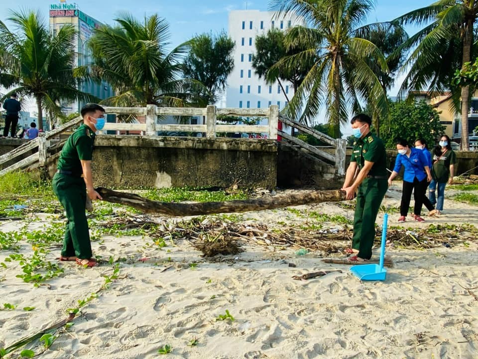 Đà Nẵng: Quân dân chung tay làm sạch môi trường biển