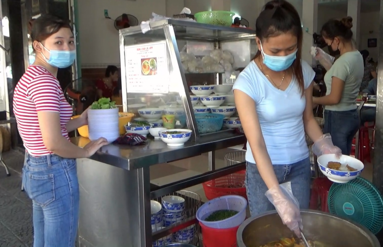 Mở lại hàng quán ở Đà Nẵng, cả người mua và người bán đều vui