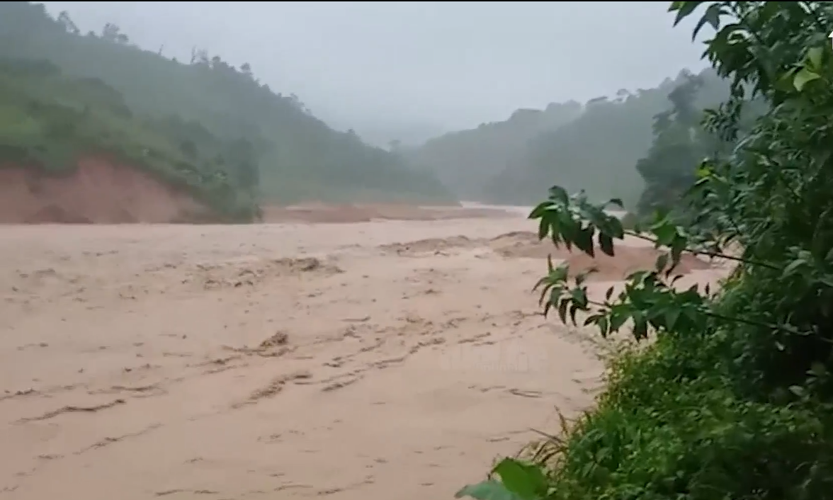 Gió lớn bất thường, nhiều ngôi nhà ở miền Trung sập tường tốc mái Gió lớn bất thường, nhiều ngôi nhà ở miền Trung sập tường tốc mái