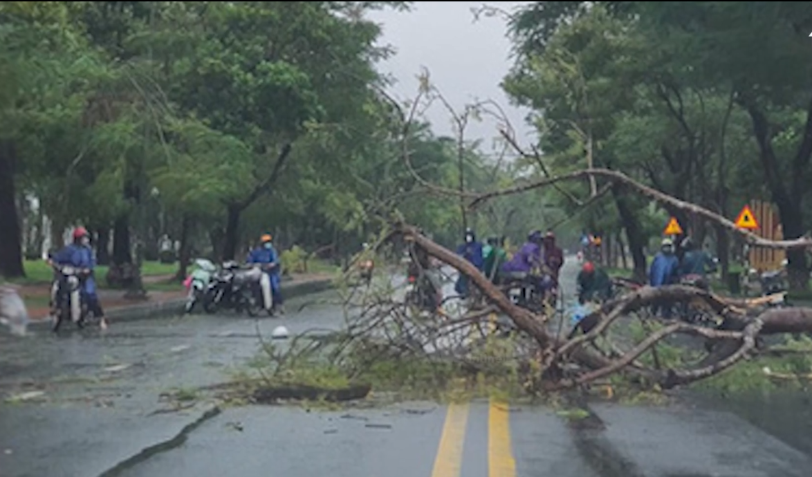Gió lớn bất thường, nhiều ngôi nhà ở miền Trung sập tường tốc mái Gió lớn bất thường, nhiều ngôi nhà ở miền Trung sập tường tốc mái