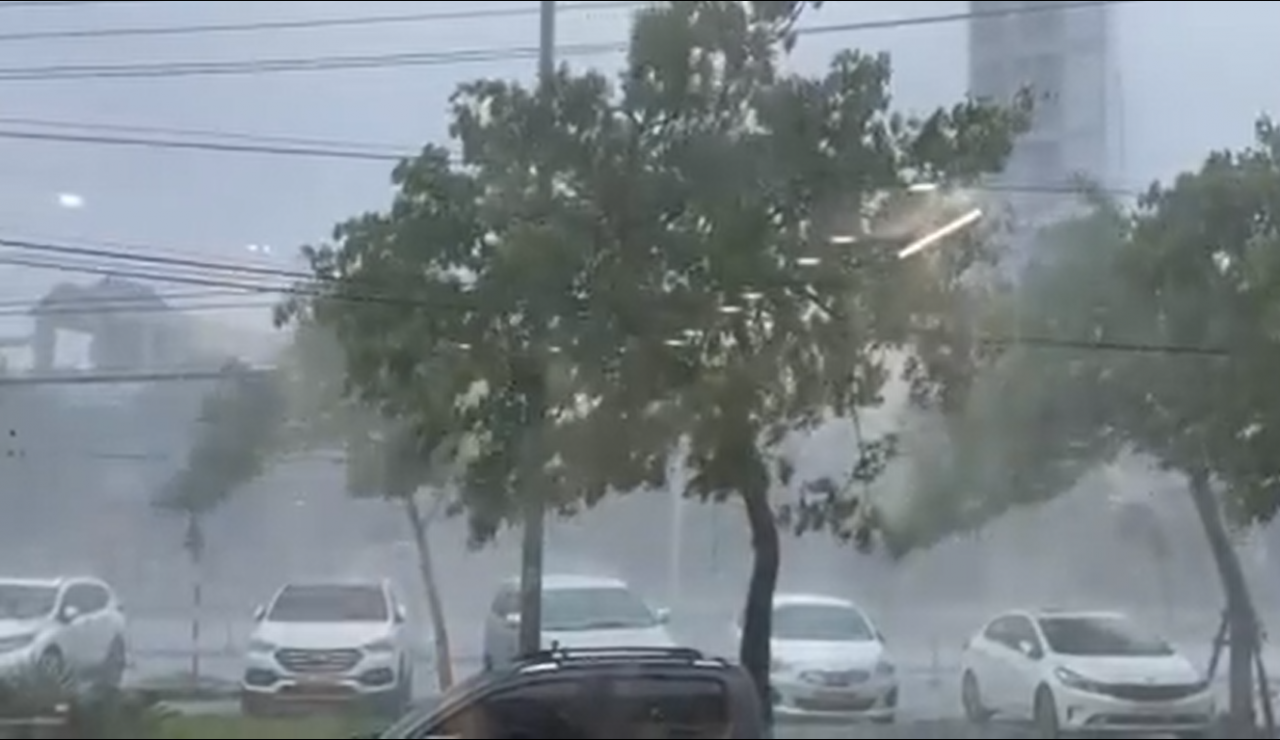 Gió lớn bất thường, nhiều ngôi nhà ở miền Trung sập tường tốc mái Gió lớn bất thường, nhiều ngôi nhà ở miền Trung sập tường tốc mái