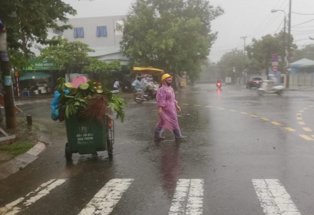 Gió lớn bất thường, nhiều ngôi nhà ở miền Trung sập tường tốc mái Gió lớn bất thường, nhiều ngôi nhà ở miền Trung sập tường tốc mái