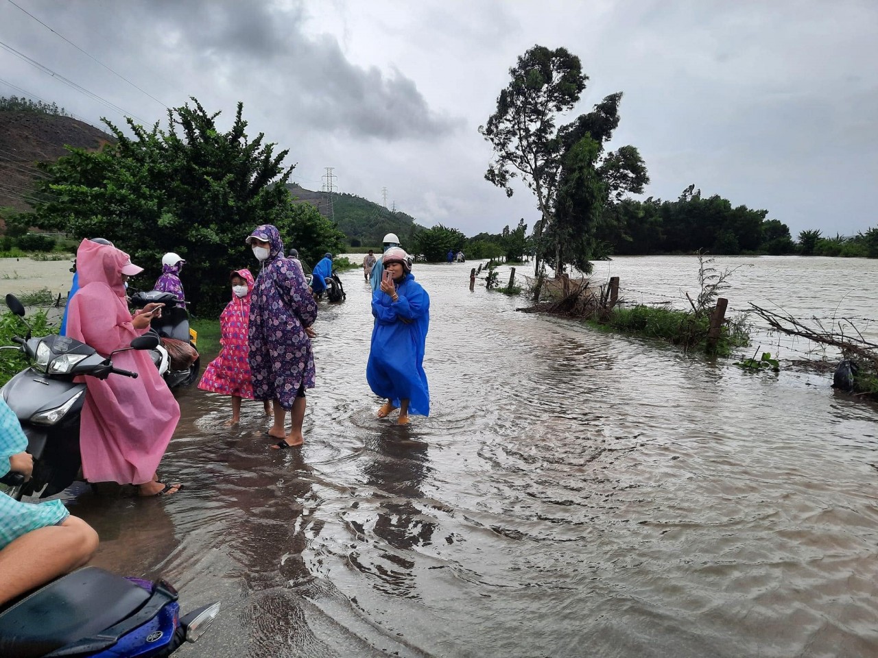 Gió lớn bất thường, nhiều ngôi nhà ở miền Trung sập tường tốc mái Gió lớn bất thường, nhiều ngôi nhà ở miền Trung sập tường tốc mái