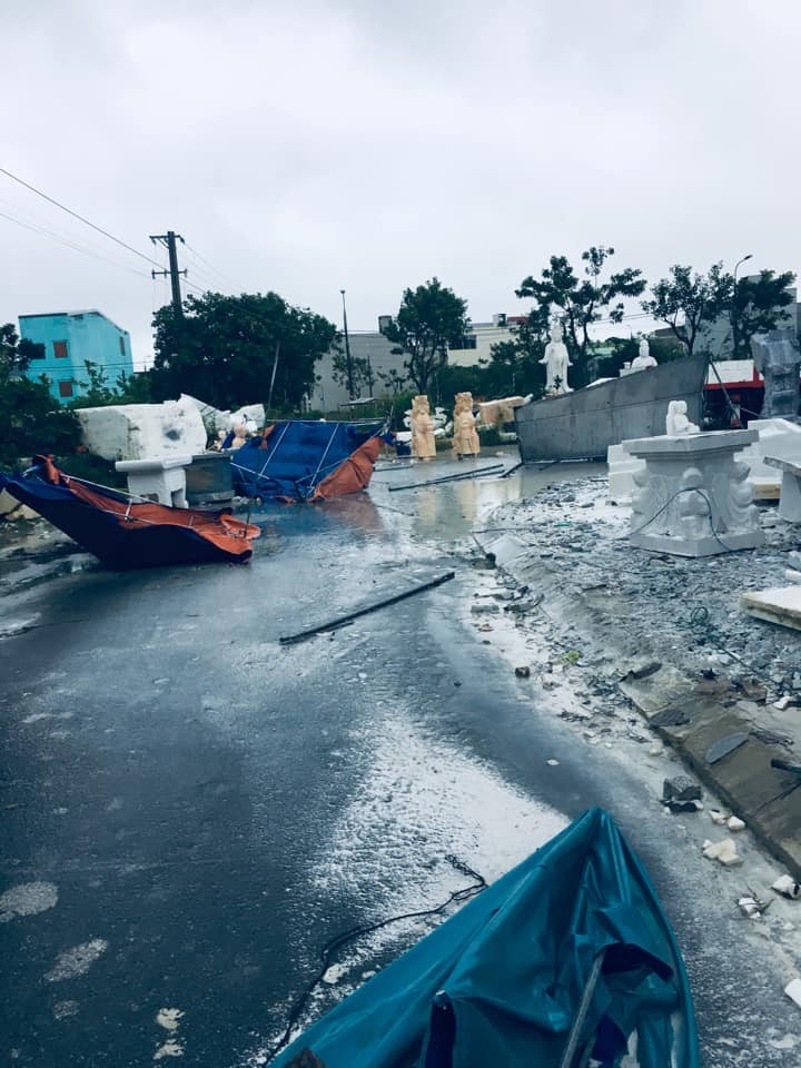 Gió lớn bất thường, nhiều ngôi nhà ở miền Trung sập tường tốc mái Gió lớn bất thường, nhiều ngôi nhà ở miền Trung sập tường tốc mái