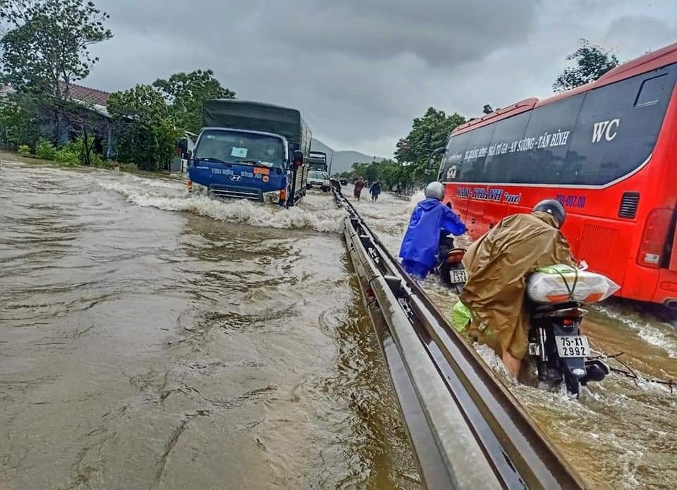 Chùm ảnh ngập lụt ở miền Trung sau mưa bão Chùm ảnh ngập lụt ở miền Trung sau mưa bão